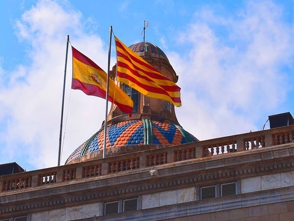 Флаг на здании парламента Каталонии