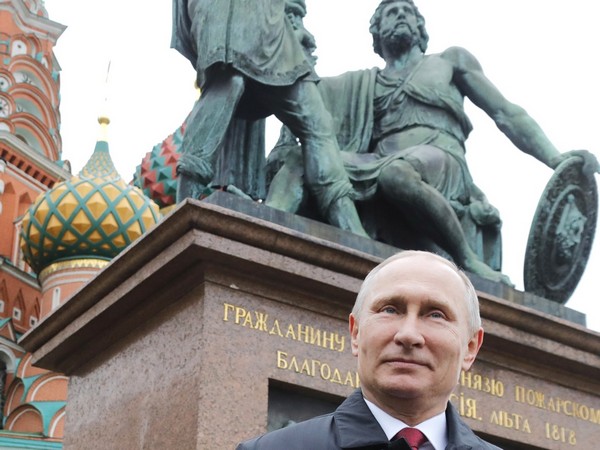Владимир Путин возложил цветы к памятнику Минину и Пожарскому