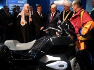 Владимир Путин осматривает мотоцикл «Иж» концерна «Калашников»