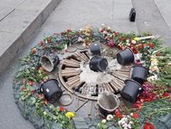 Залитый цементом Вечный огонь в Киеве