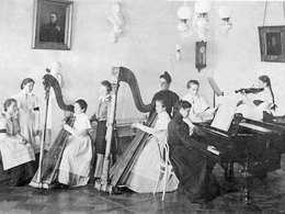 Воспитанницы Смольного института. 1880-е