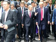 Владимир Путин и Дональд Трамп (в центре)