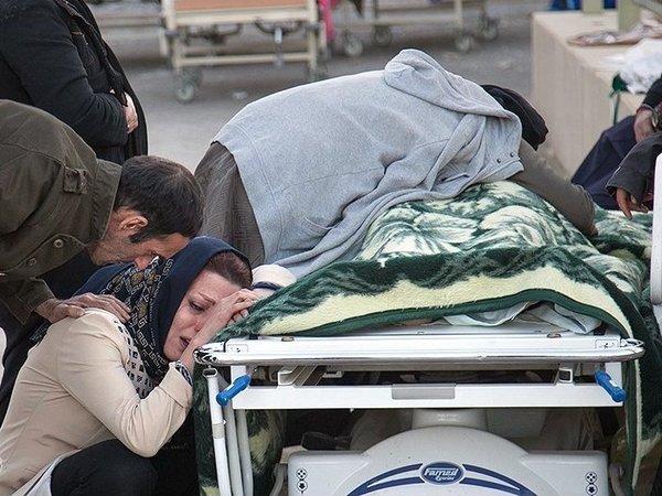 Оплакивание погибших в результате землетрясения на западе Ирана