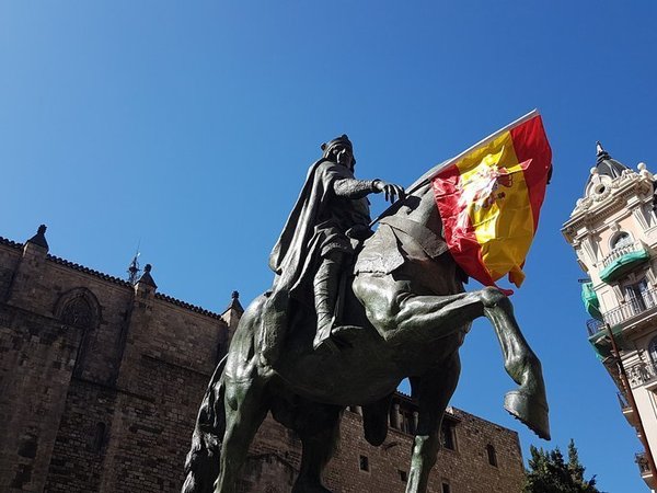 Флаг Испании в центре Барселоны