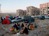 Иран. Палатки рядом с домами пострадавшими от землетрясения / twitter.com