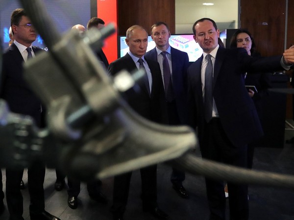 Владимир Путин во время посещения компании «Российские сети»
