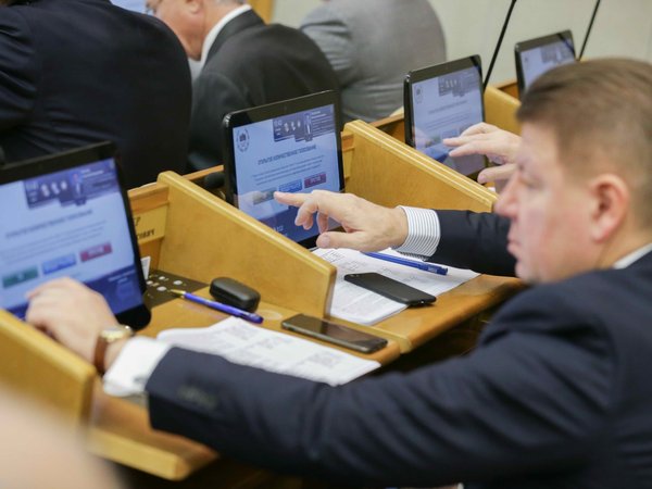 Депутаты Государственной Думы на заседании
