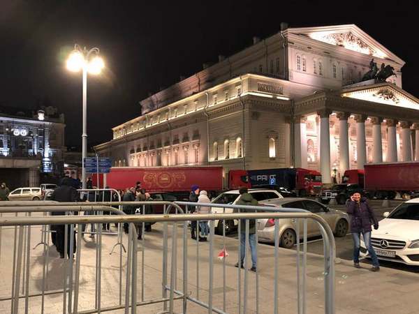 Ограждения и очередь у касс Большого театра