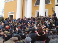 Толпа сторонников окружила Михаила Саакашвили во время выступления