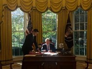 Дональд Трамп в Овальном кабинете