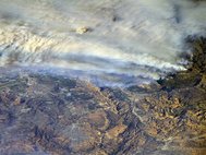 Дым от природных пожаров в Калифорнии, вид с МКС. 5 декабря 2017 г.