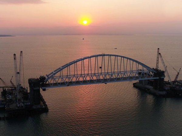 Подъем железнодорожного арочного пролета Крымского моста на фарватерные опоры