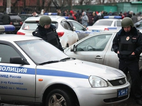 Полицейское оцепление у здания фабрики "Меньшевик"