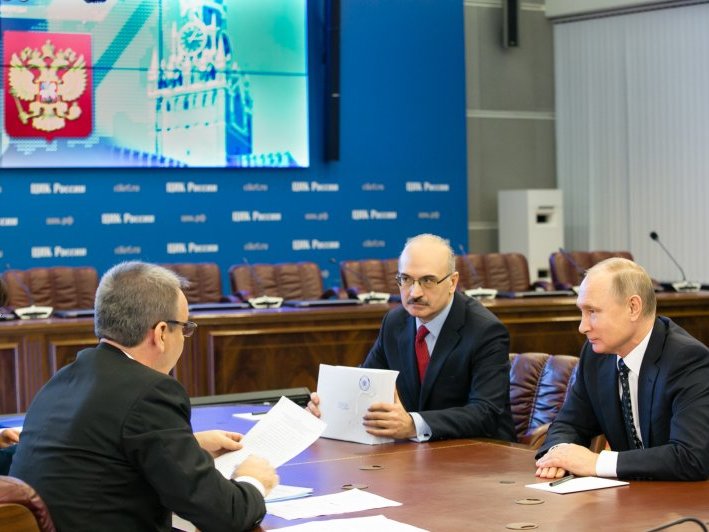 Путин подписывает документы фото
