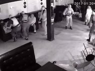 Люди в форме избивают посетителей ночного клуба в Ельце