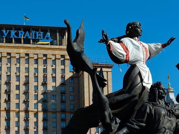 Памятник на площади в Киеве