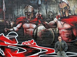 Военнослужащий на фоне граффити
