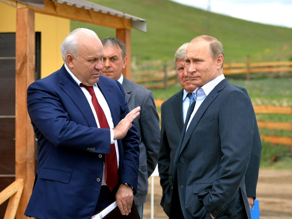 Владимир Путин с главой Республики Хакасия Виктором Зиминым