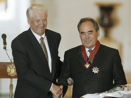  Президент РФ Борис Ельцин поздравляет президента Татарстана Минтимера Шаймиева с вручением ему государственной награды РФ. 19 мая 1997