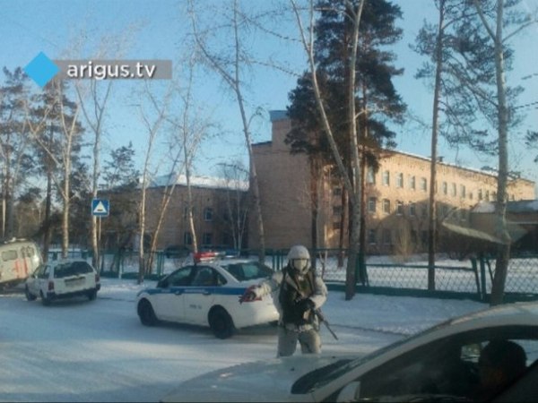 Полиция у школы в поселке Сосновый Бор
