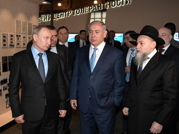 Владимир Путин с Биньямином Нетаньяху во время посещения Еврейского музея