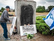 Памятник жертвам погрома в местечке Едвабне. Польша