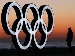 Конструкция с олимпийскими кольцами на берегу