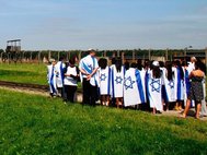 Израильские туристы на территории концлагеря Освенцим