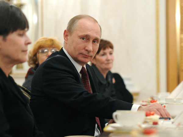 Владимир Путин поздравляет женщин с 8 марта (2015 г.)