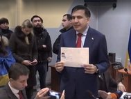 Саакашвили демонстрирует единственный документ, удостоверяющий личность