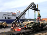 Выгрузка боевой техники американской армии в порту Клайпеды