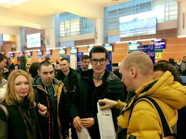 Али Феруз (второй справа) перед вылетов в Германию