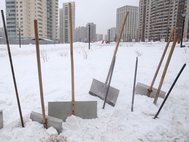 Уборка снега в жилом районе