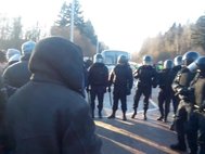 ОМОН теснит протестующих с проезжей части в Волоколамске