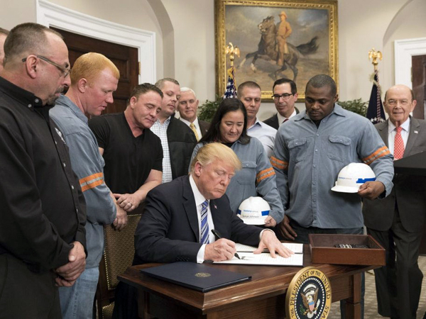 Президент Дональд Дж. Трамп подписывает раздел 232 «Прокламации о стальном и алюминиевом импорте»