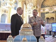 Владимир Путин с Министром обороны Сергеем Шойгу на презентации инновационного технополиса «Эра»