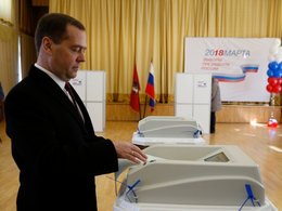 Дмитрий Медведев голосует на выборах президента России