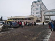 Жители Волоколамска у больницы