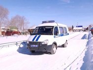 Машина полиции подъезжает к школе Шадринска
