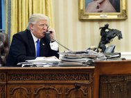 Дональд Трамп разговаривает по телефону