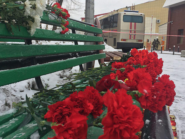 Кемеровчане несут цветы и свечи в память о погибших при пожаре в ТЦ «Зимняя Вишня»