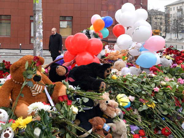 Владимир Путин почтил память погибших при пожаре в Кемерове