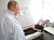 Владимир Путин навещает пострадавших при пожаре в ТЦ в Кемерово