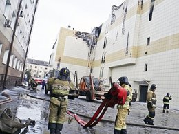Спасатели МЧС у ТЦ "Зимняя вишня" в Кемерово
