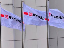 Флаги у офиса "Лукойл"