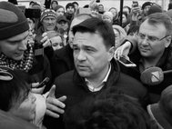  Андрей Воробьев разговаривает с местными жителями Волоколамска