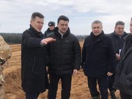 Андрей Воробьев (в центре) на мусорном полигоне «Ядрово»