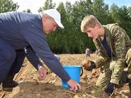 Александр Лукашенко с сыном на уборке картофеля
