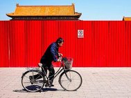 Китайский рабочий на велосипеде