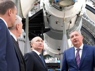 Владимир Путин в павильоне «Космос»